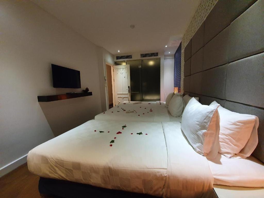 Le Petit & Rooftop Bar 5*